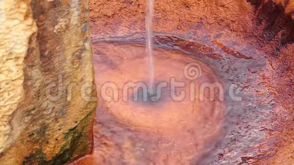 卢哈科维斯温泉的一个盆地表面掉落的矿泉水视频的预览图