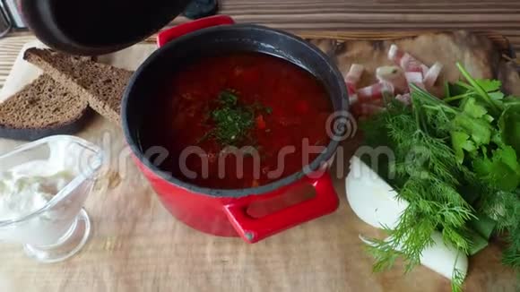 自制红罗宋汤在大汤锅中煮沸传统的乌克兰俄罗斯酸汤有甜菜面包猪油酸奶油视频的预览图