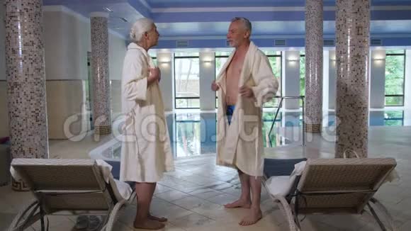 进入酒店游泳池游泳的成熟情侣视频的预览图