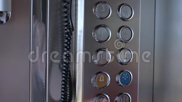 女性手指按下电梯面板上的按钮关闭视频的预览图