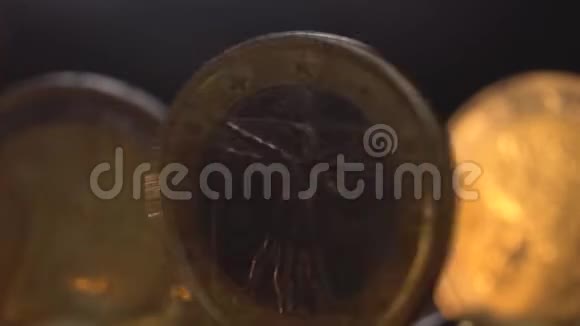 一枚欧元硬币在桌上旋转视频的预览图