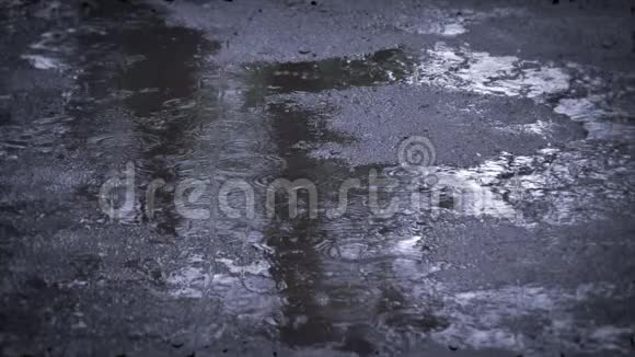 大雨倾盆大雨倾盆玻璃后面的暴雨视频的预览图