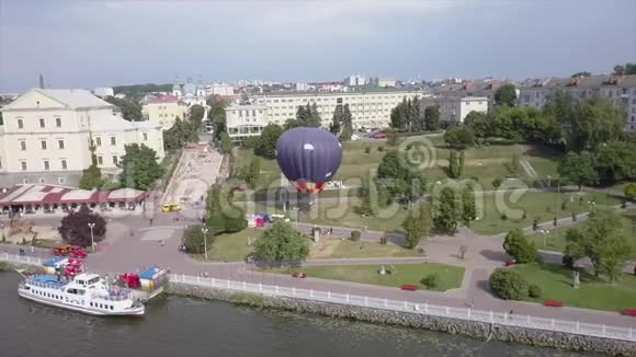 飞行无人机靠近气球的背景特诺皮尔市靠近湖泊和公园多彩热空气视频的预览图