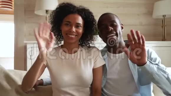 非洲情侣网络摄像头远距离与朋友通话视频的预览图