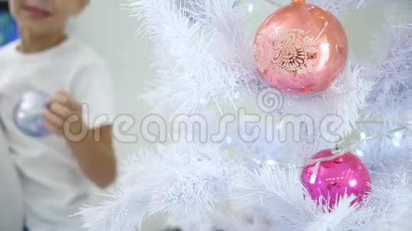 银色的圣诞树最前面有背景上有模糊的挂在银色的玻璃球上视频的预览图