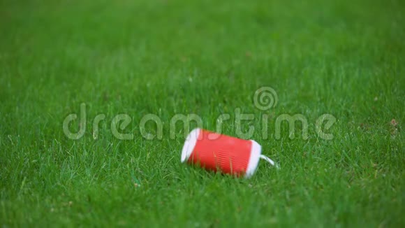 空纸杯落在草地上食物废物循环利用环保视频的预览图