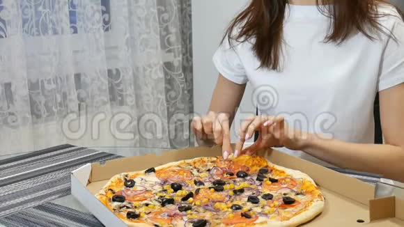 印度教女手拿着一块比萨饼的视频里面有蘑菇奶酪玉米橄榄红葱圈和视频的预览图