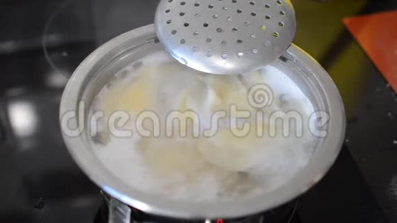饺子是用开水在感应炉锅里煮的视频的预览图