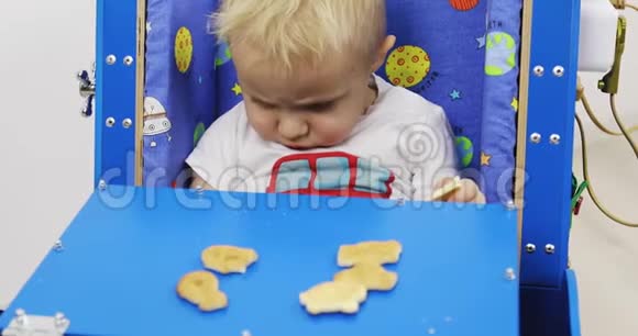 一个婴儿一辆有桌子的车孩子吃饼干坐在玩具里视频的预览图