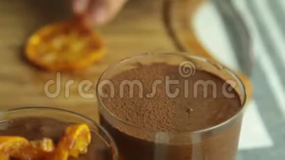 巧克力慕斯和橘子果冻甜点的食品造型视频的预览图