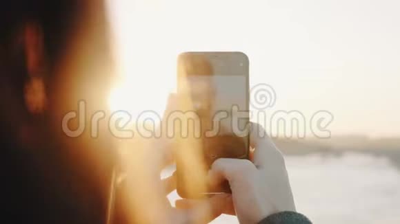 电影背光特写幸福的女人在智能手机拍照埃菲尔铁塔塞纳河在日落巴黎慢动作视频的预览图