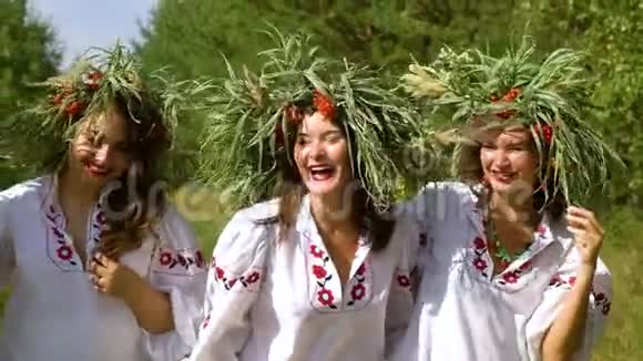 四个穿着民族服装的女人在阳光明媚的日子里视频的预览图