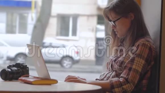 女人在咖啡馆工作视频的预览图