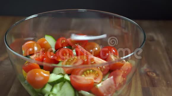 在蔬菜沙拉中加入洋葱健康的饮食视频的预览图