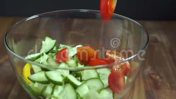 把西红柿加到沙拉里蔬菜沙拉视频的预览图