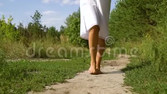 穿着斯拉夫传统服装光着脚走在农村的漂亮女人视频的预览图