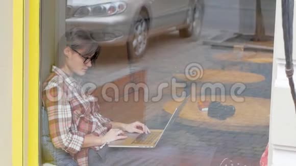女人在咖啡馆工作视频的预览图