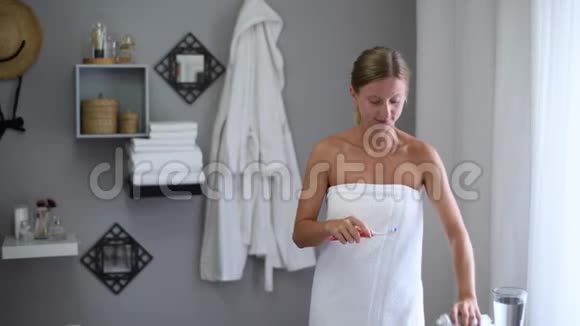 洗澡后裹着毛巾的漂亮女人刷牙视频的预览图