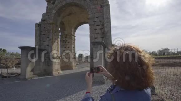 西班牙埃斯特雷马杜拉古罗马卡帕拉城卡帕拉拱门的摄影师视频的预览图