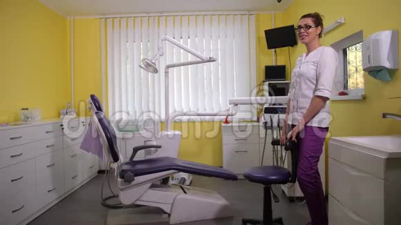 牙科门诊女牙医问候病人视频的预览图