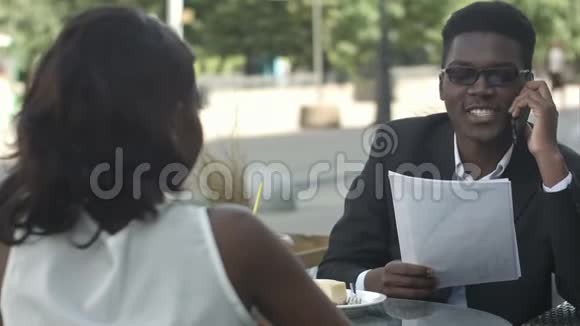 非裔美国人商务夫妇在咖啡馆见面视频的预览图