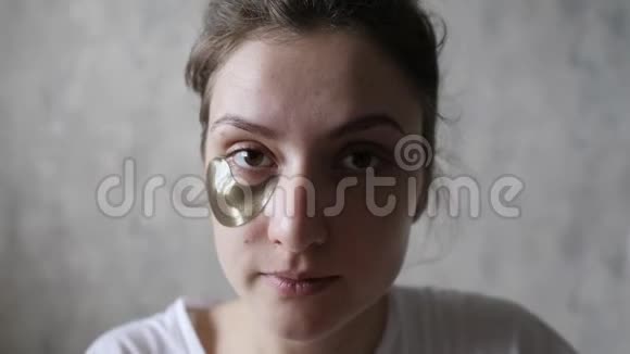 特写女性肖像眼睛补丁以提升和滋润皮肤后一个不眠之夜生物和生态视频的预览图