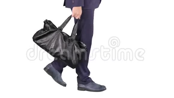 忙碌的男人在白色背景上拿着皮包走路视频的预览图