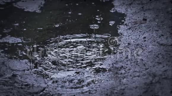 大雨倾盆大雨倾盆玻璃后面的暴雨视频的预览图