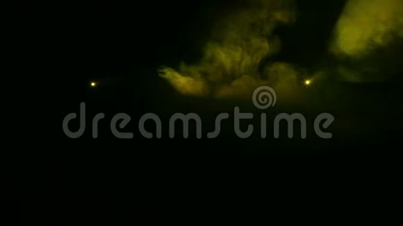 光线在烟雾毯的黑暗中产生黄色轮廓聚光灯视频的预览图