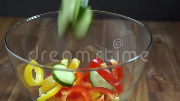 把黄瓜加入沙拉健康饮食的蔬菜盐视频的预览图
