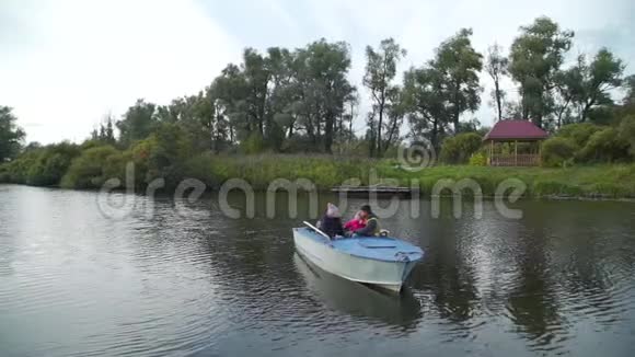 一家人一起在湖上划船视频的预览图