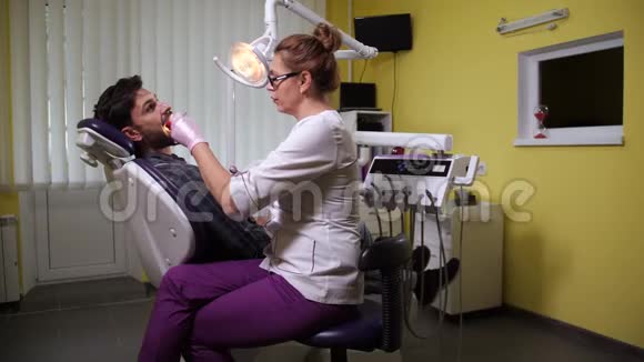 口腔科医生在诊所给病人注射视频的预览图