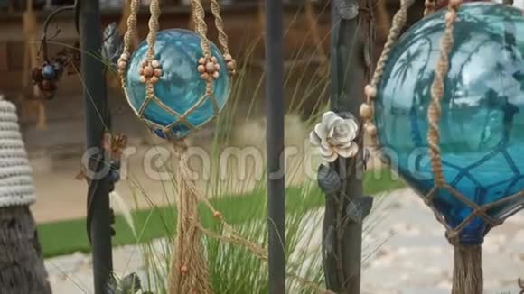美丽的复古装饰和花园植物一套蓝色海洋浮标由玻璃和马克拉姆的老式风格为视频的预览图