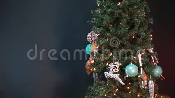 一个男孩把玩具挂在圣诞树上视频的预览图