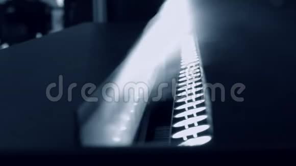 人工电火场发光背光特写视频的预览图