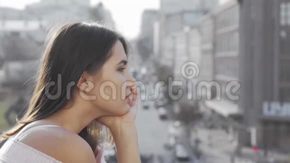 悲伤的女人看着模糊的城市街道视频的预览图