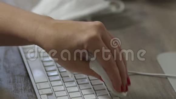 电晕病毒检疫过程中手清洁电脑键盘的特写视频的预览图