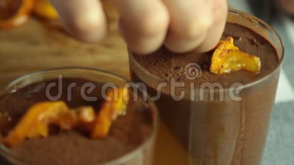 食品造型巧克力慕斯与橙色果冻甜点视频的预览图
