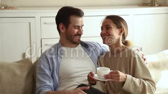 女朋友喝茶享受和心爱的男人在家里约会视频的预览图
