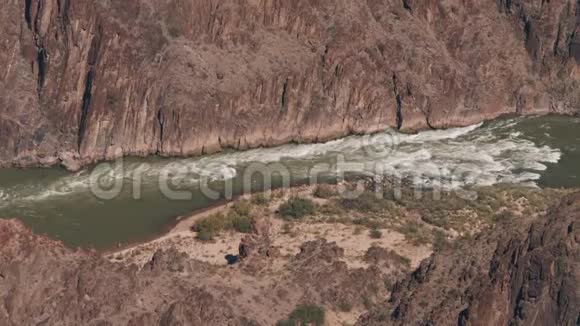 大峡谷著名的科罗拉多河的起点处的湍流视频的预览图
