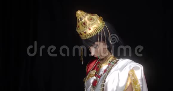 萨拉斯瓦蒂一位戴着金色王冠的印度女神抬头看4k视频的预览图