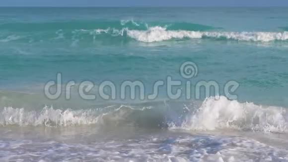 热带海滩波浪缓慢地撞击视频的预览图