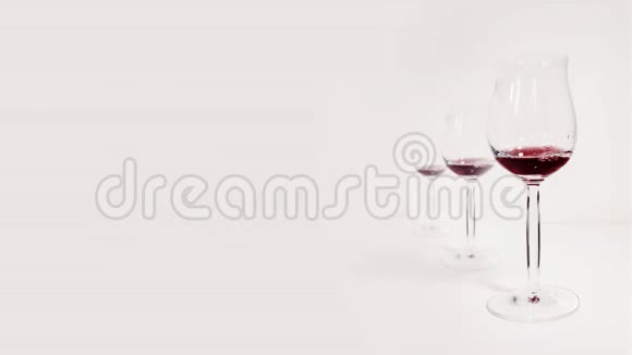 红酒装满了玻璃酒杯视频的预览图