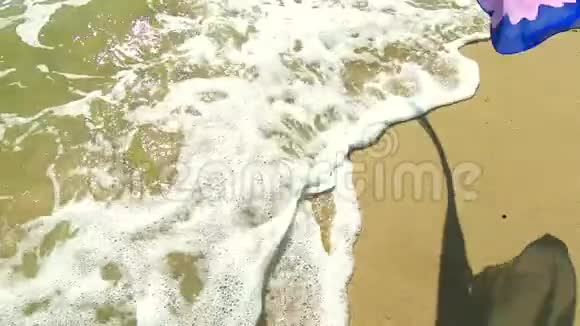 海岸沙上透明披肩暗影视频的预览图