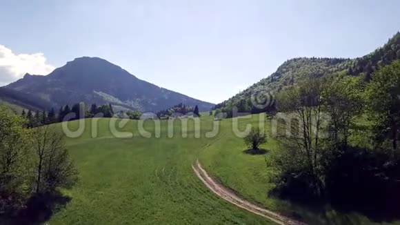 在斯洛伐克Tatras有绿色田野和道路的高山空中景观视频的预览图