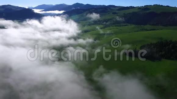 这段视频是关于云层中的山脉视频的预览图