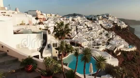空中无人机观希腊圣托里尼度假池潘视频的预览图