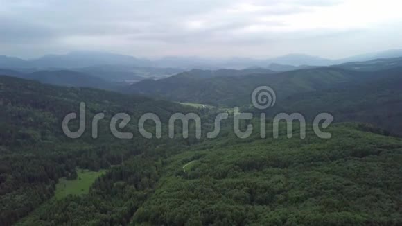 斯洛伐克Tatras绿树的鸟瞰图视频的预览图