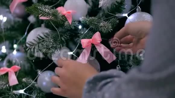 女性用手特写双手用新年玩具装饰圣诞树圣诞装饰品舞会彩灯视频的预览图