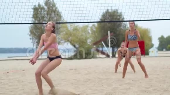 沙滩上激烈的排球比赛女子比赛4k视频的预览图